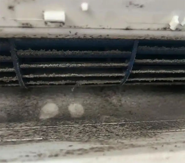 万年空调吹的风有股烧焦味是怎么回事